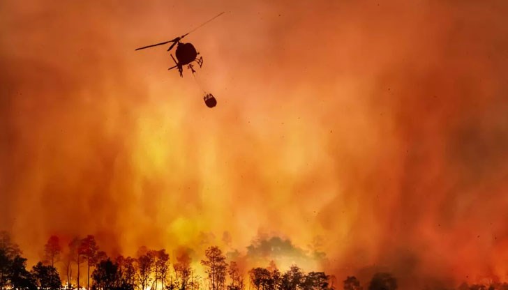 Хеликоптери са се включили в гасенето на пламъците