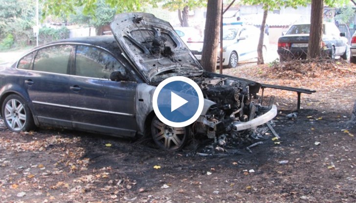 Двигателният отсек на бракуван „Фолксваген“ се е подпалил на улица „Изола планина“