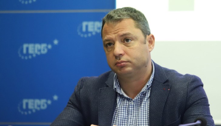 Добрев обясни механизма на законопроекта на ГЕРБ-СДС за намаляване цената на горивата Добрев обясни механизма на законопроекта на ГЕРБ-СДС за намаляване цената на горивата