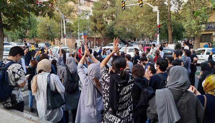 Страната е обхваната от протести заради смъртта на 22-годишната кюрдка Махса Амини
