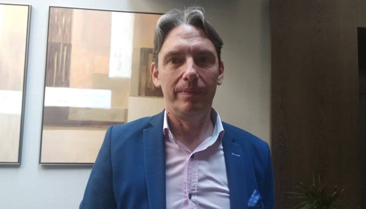 "Странно е твърдението на д-р Меджидиев, че няма пари", заяви доц. Васил Пандов от ПП