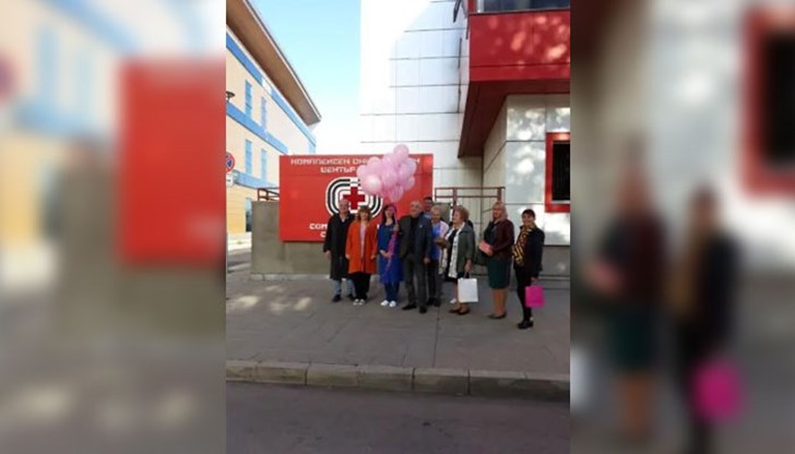 Деца, родители и учители от ДГ "Русалка" вдъхнаха кураж на жени с онкологични заболявания