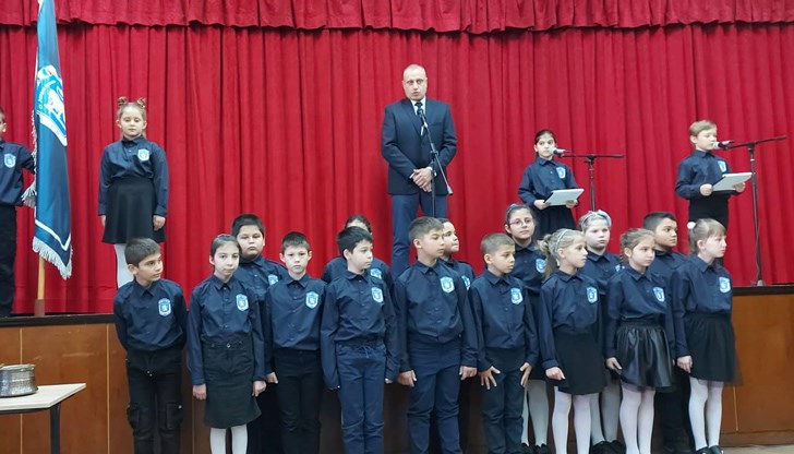 Начало на събитието даде тържественото внасяне на знамето на Детското полицейско управление