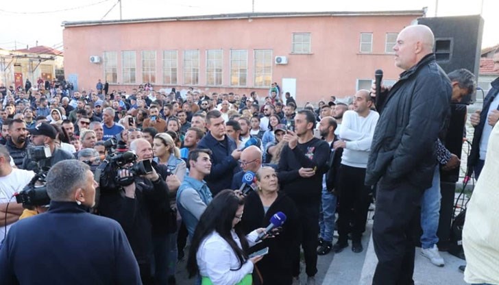 След свалянето на правителството на Кирил Петков главният прокурор не слиза от политическата сцена