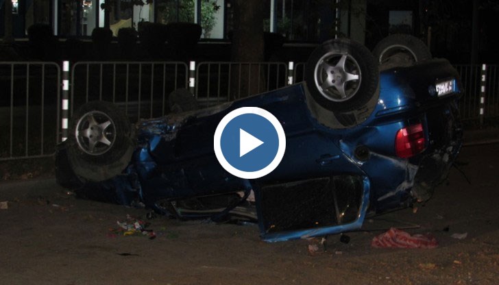 Автомобилът се е обърнал по таван и 22-годишната пътничка е изхвръкнала навън