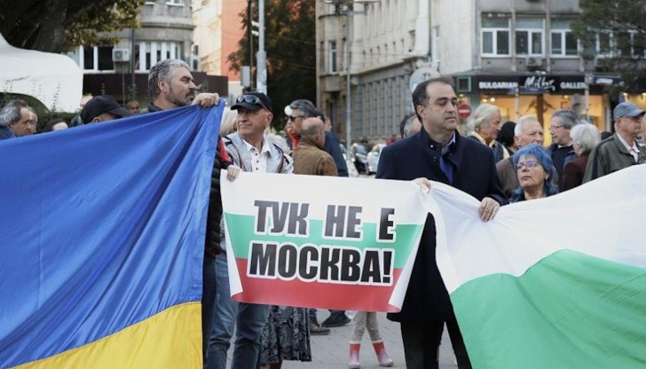 Протестиращите скандират „Оставка“ и носят плакати с надписи „Да, Украйна в НАТО и ЕС“ и „Позор“
