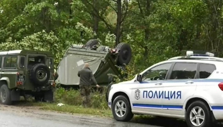 Камионът се е преобърнал по таван в канавката, двама души са пострадали