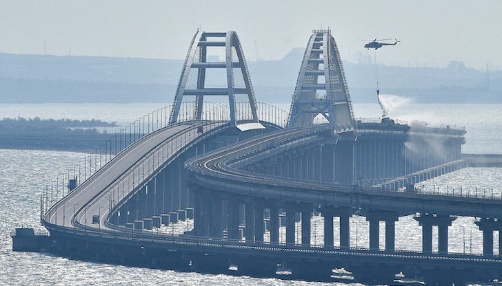 Хеликоптер изсипва вода, за да изгаси пожара на Кримския мост в събота