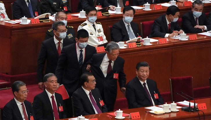 Предишният китайски президент беше изпроводен от двама разпоредители малко след като представители на чуждестранни медии бяха допуснати да влязат в заседателната зала