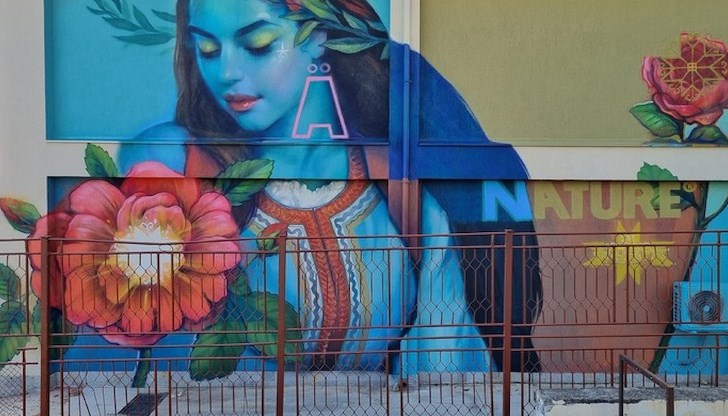 Творбата обхваща стена с размери 20 на 8 метра