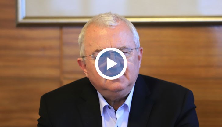 Въпросът е дали помагаме на тези, които имат наистина нужда. Видяхме такива, които идват, ядат по два сладоледа и се връщат обратно, поясни професорът.