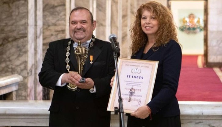 Съюзът на народните читалища отличи вицепрезидентът за активната ѝ позиция в защита на българската култура и за безусловната помощ за народните читалища