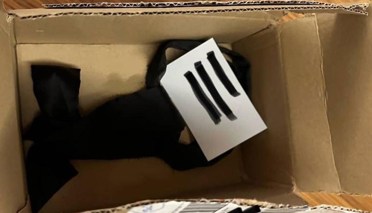 Колетът е съдържал черна траурна лентичка Колетът е съдържал черна траурна лентичка