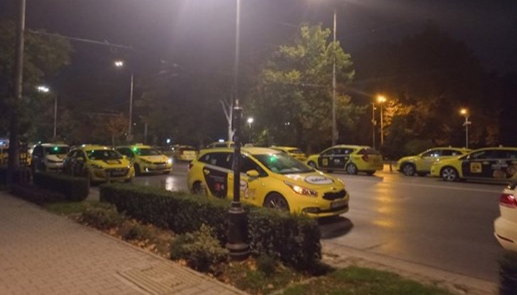 Негови колеги протестираха в София посред нощ Негови колеги протестираха в София посред нощ