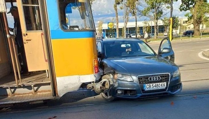 Шофьорът на автомобила е отнел предимството на трамвая Шофьорът на автомобила е отнел предимството на трамвая