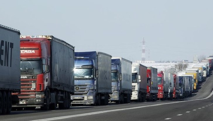 Обикновено се изнасят хранителни стоки и лекарства, а се внася сега забраненият битум