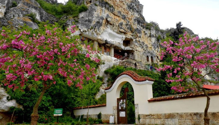 Денят е и храмов празник на църквата в единствения действащ у нас скален манастир – Басарбовския