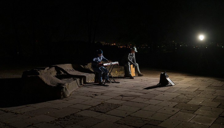 Улични музиканти на площад в украинската столица Киев, останал без осветление вчера
