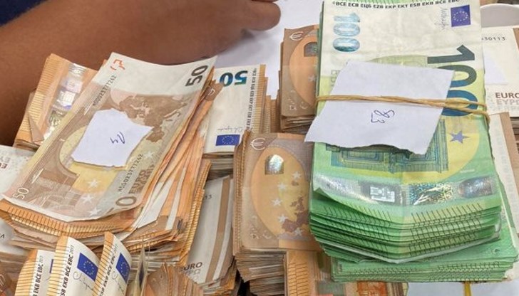 Парите са били скрити в естествени кухини на шофьорската кабина на влекача Парите са били скрити в естествени кухини на шофьорската кабина на влекача