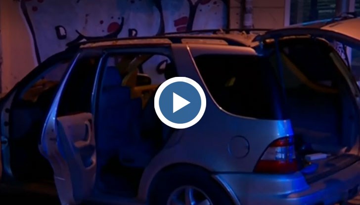 Лек автомобил се е ударил в дърво, а шофьорът е избягал