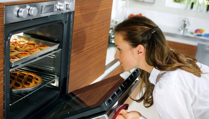 Тави, тенджери, скари и други прибори, оставени във фурната, са често срещана грешка на потребителя