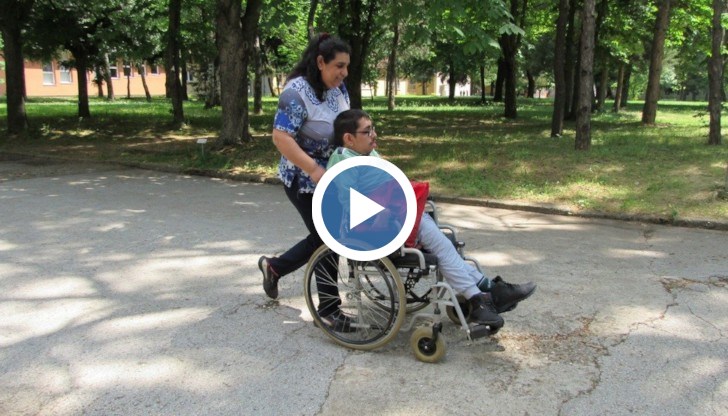 Целта е 21-годишният студент да проходи и да може да се грижи сам за себе си​