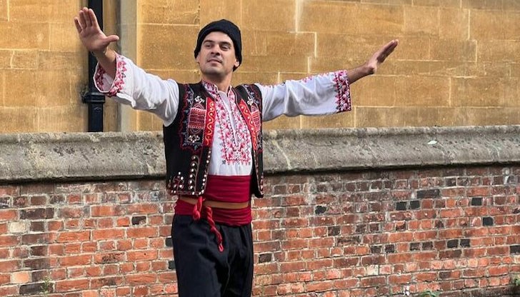Танцьорите упражниха правото си на глас, пременени в български народни носии