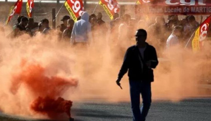 Правителството във Франция заплашва стачкуващите с глоби и дори със затвор Правителството във Франция заплашва стачкуващите с глоби и дори със затвор