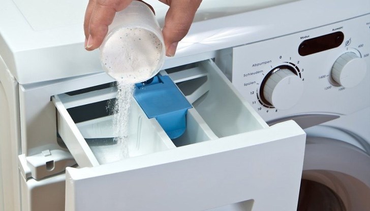 Съставката трябва да се изсипе в отделението за прах