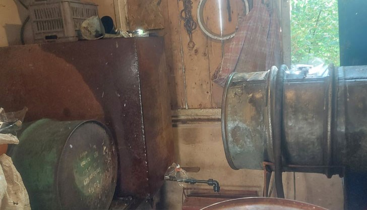 При проверката в обекта са намерени също нелегални цигари и наливен алкохол