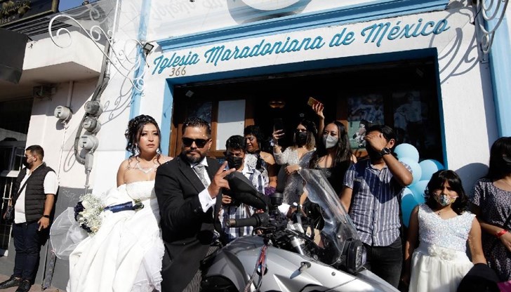 Фенове на Диего Марадона минават под венчилото в нетрадиционна футболна обстановка