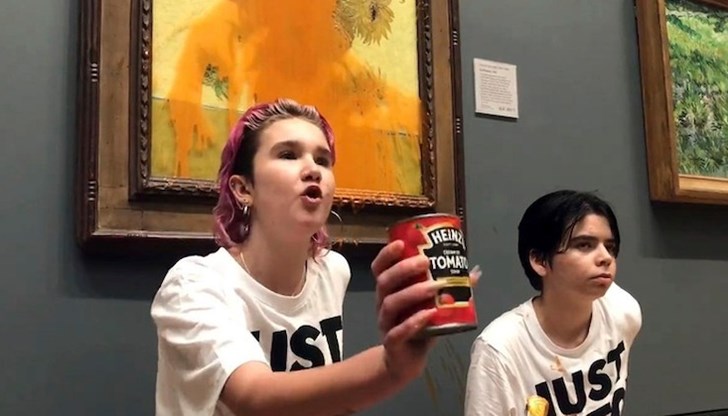 "Слънчогледите" на Ван Гог беше залята с доматена супа "Слънчогледите" на Ван Гог беше залята с доматена супа