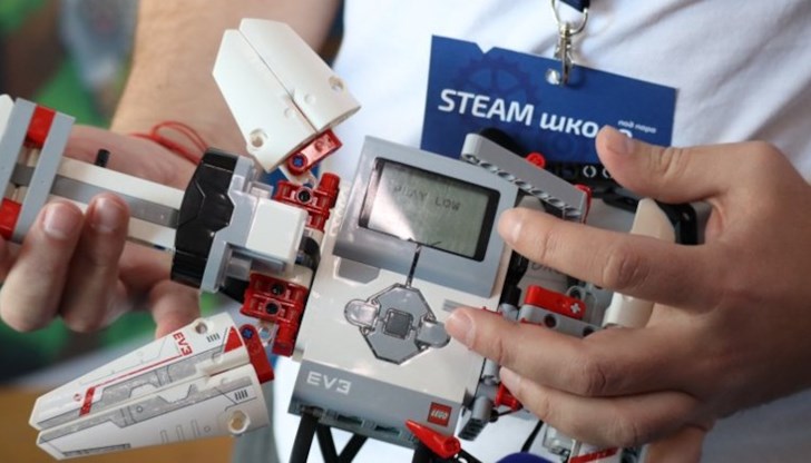 Целта на всички проекти е буквално да запознаем учениците къде е приложението на роботиката в индустрията и в живота, каза Кристиян Михайлов