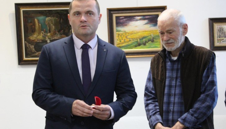 Повече от 30 години художникът е преподавател в Русенския университет