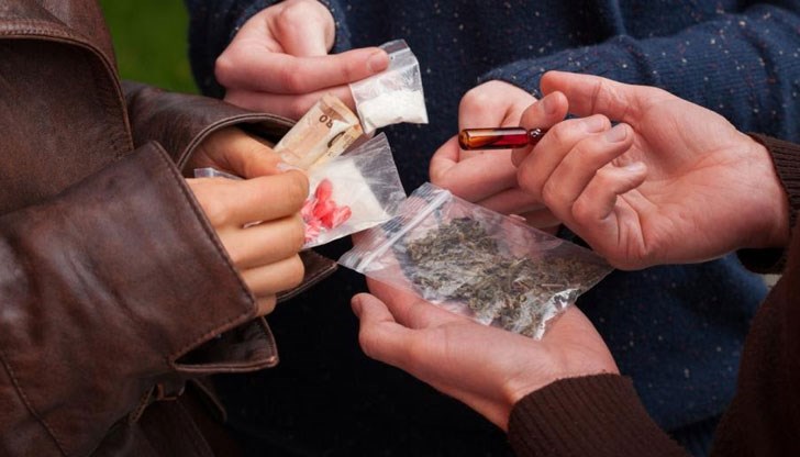 При обиск в дома на 32-годишен мъж са открити марихуана, кристалообразно вещество и електронна везна