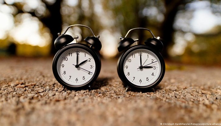 Изкуственото местене на часовниците е едно объркване, което ние се причиняваме по два пъти в годината, смята политик от Берлин Изкуственото местене на часовниците е едно объркване, което ние се причиняваме по два пъти в годината, смята политик от Берлин