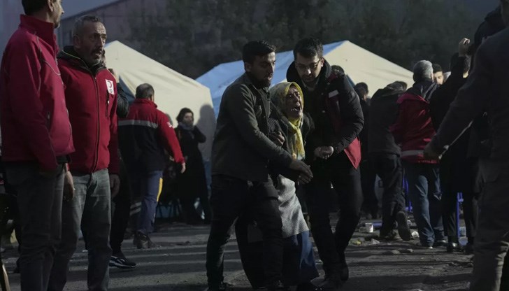 Вредните газове затрудняват достигането до блокираните работници