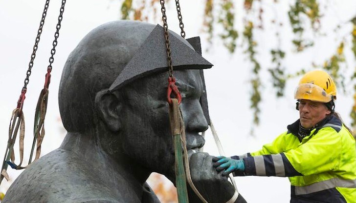 Демонтирането на паметници, свързани със СССР, зачести след руската инвазия в Украйна