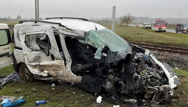 При инцидента загива пътник в колата