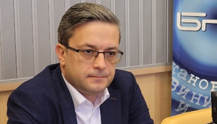"Политическата криза може да бъде решена по неудобен за политическите лидери начин", заяви Биков