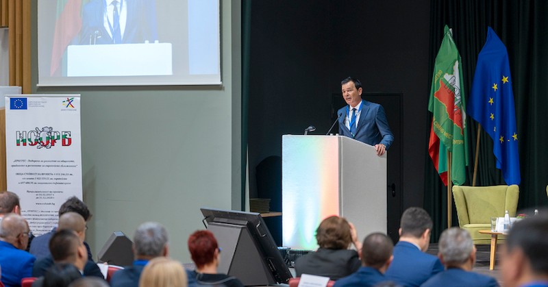 По думите му местните власти трябва или да започнат да