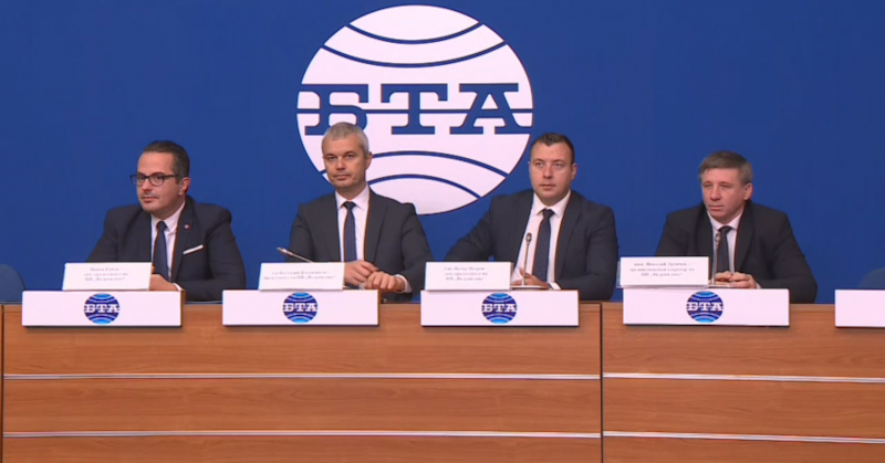 Лидерът на Възраждане отмени пресконференцията и говори пред представители от всички медии