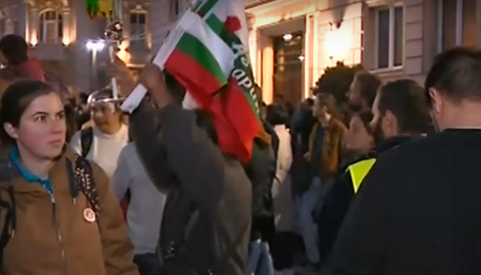 Протестът беше озаглавен #Данче, слезВ столицата пренаредените жълти павета продължават