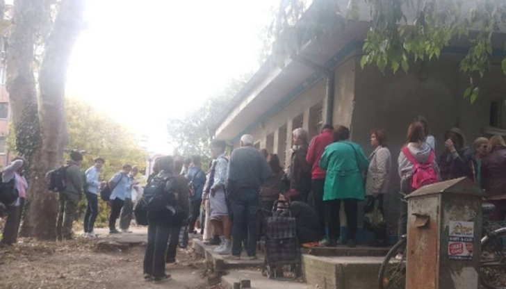 Пенсионерка се оплака, че чака с часове на опашка от 200