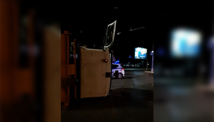 Инцидентът е станал тази сутрин на булевард СливницаКамион е блъснал