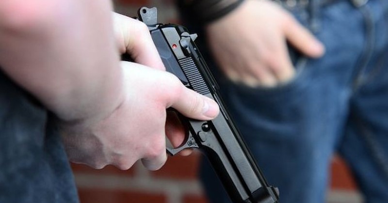 Момчето размахва оръжието пред съучениците си, а след това пистолетът изчезва