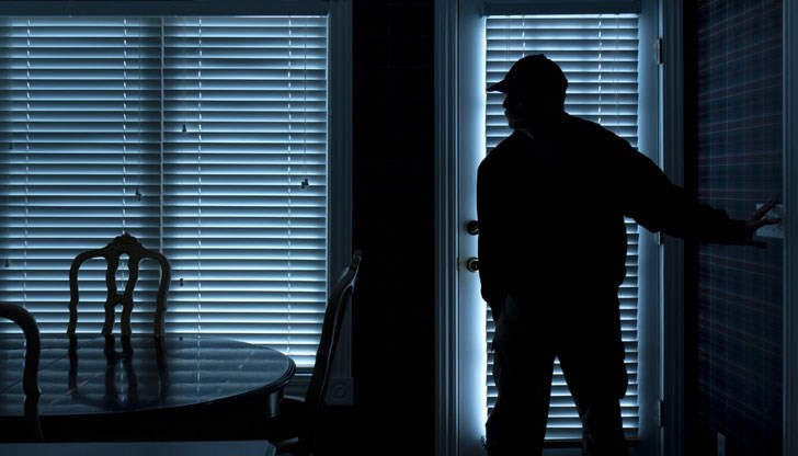 Заявената щета е за около 1550 лева Служители на Второ РУ