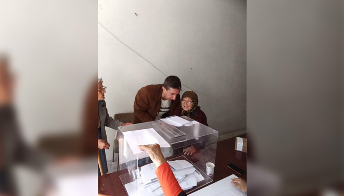 Баба Радка Делева от село Тертер отиде до урната, придружена