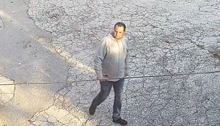 Заснеха мъж, драскащ автомобили в РусеВидеоклипът и снимките са публикувани