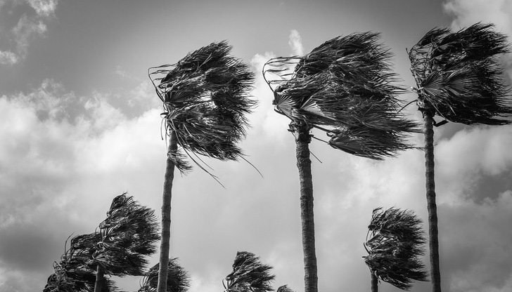 Той е с постоянни ветрове със скорост 215 км/чЖителите на